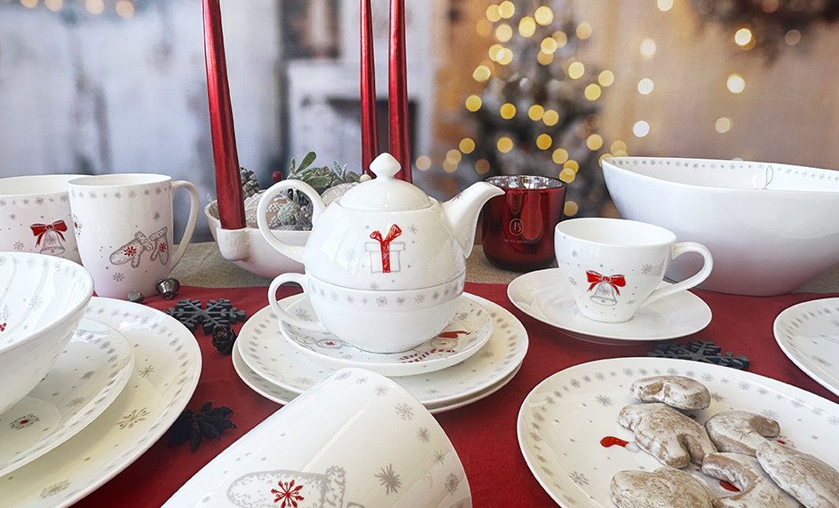 Kolekce porcelánu Luna Koleda s červenými detaily a vánočním stromečkem na slavnostně prostřené tabuli.